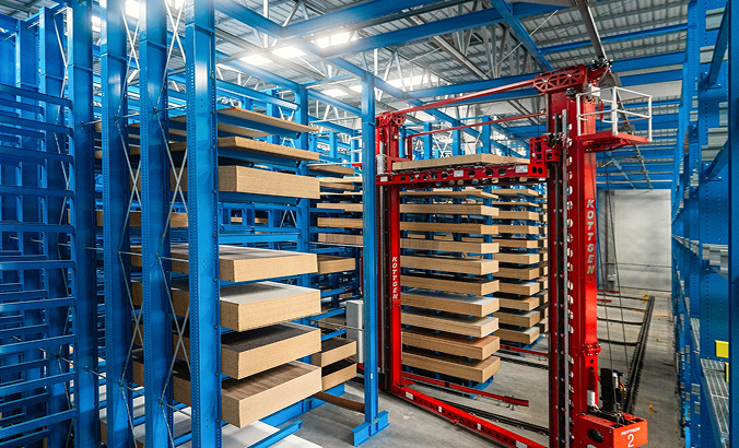 Automatisierte Lagersysteme in blau und rot